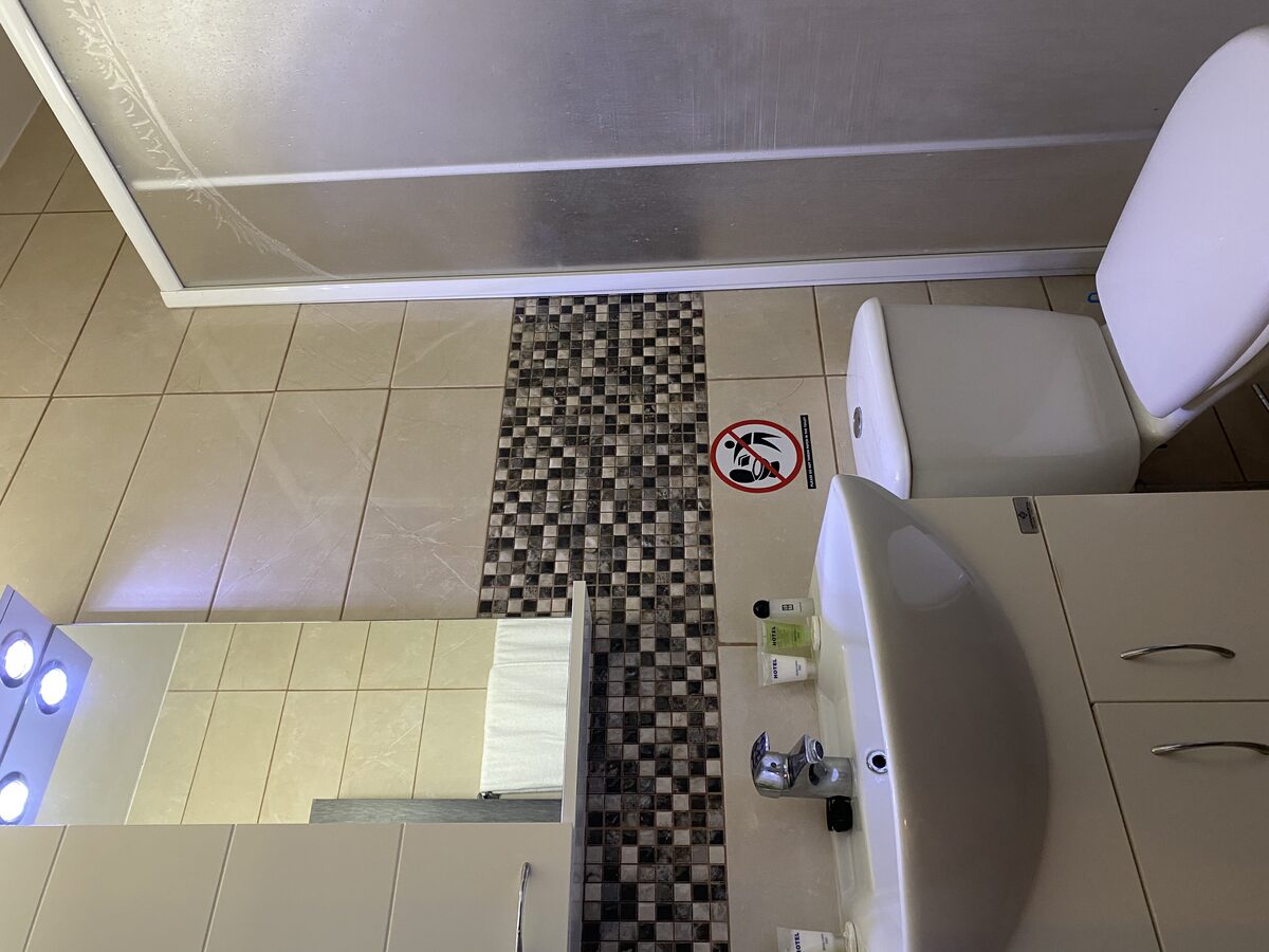 Deluxe Studio bathroom